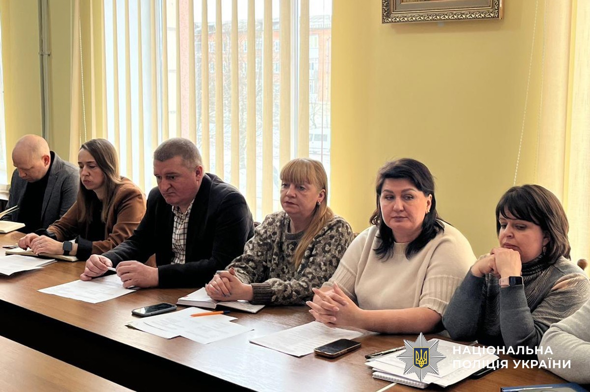 учасники наради за столом у Коростенській районній державній адміністріці