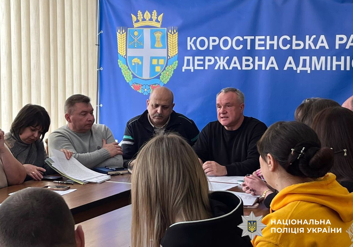 учасники наради за столом у Коростенській районній державній адміністріці