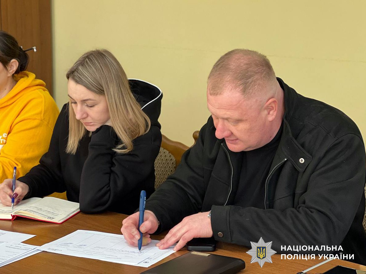 учасники наради за столом у Коростенській районній державній адміністріці. серед учасників - начальник Коростенського райуправління поліції