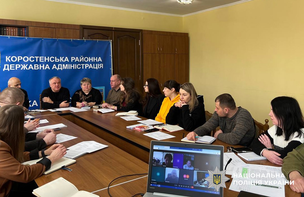 учасники наради за столом у Коростенській районній державній адміністріці