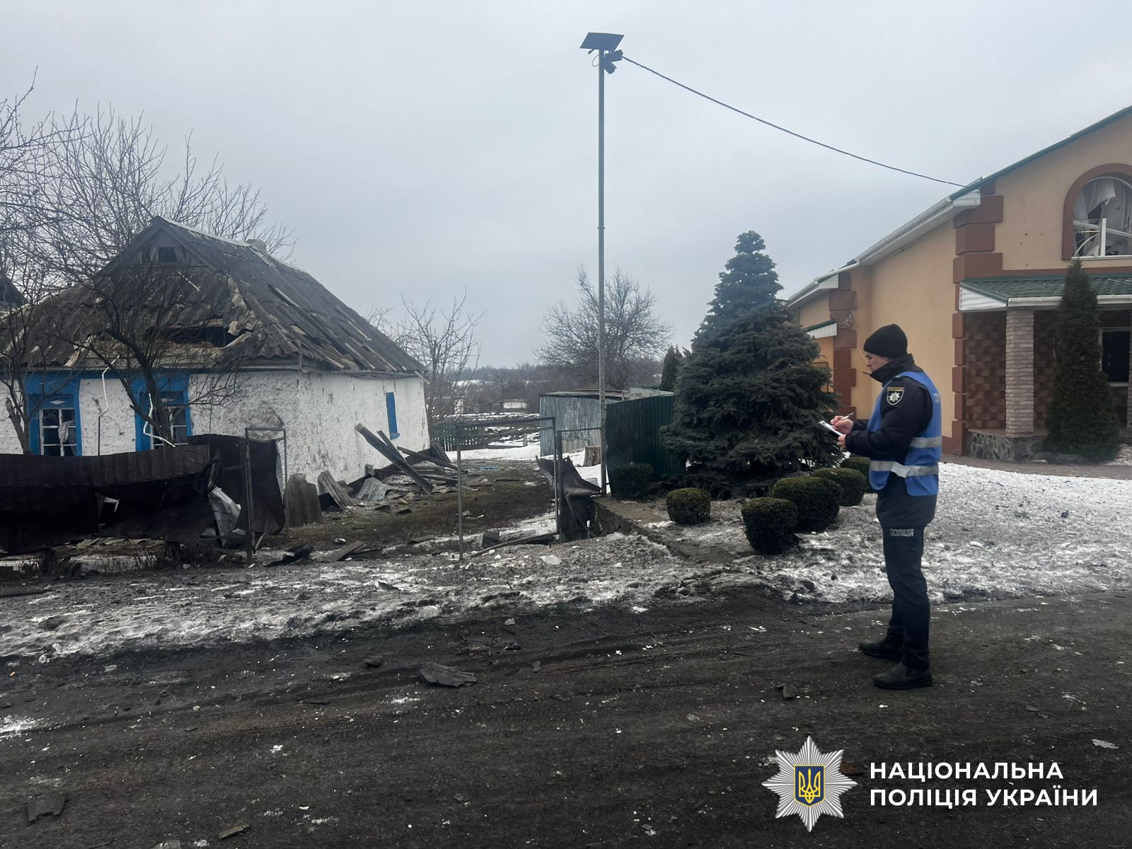 поліцейські документують наслідки ворожих обстрілів