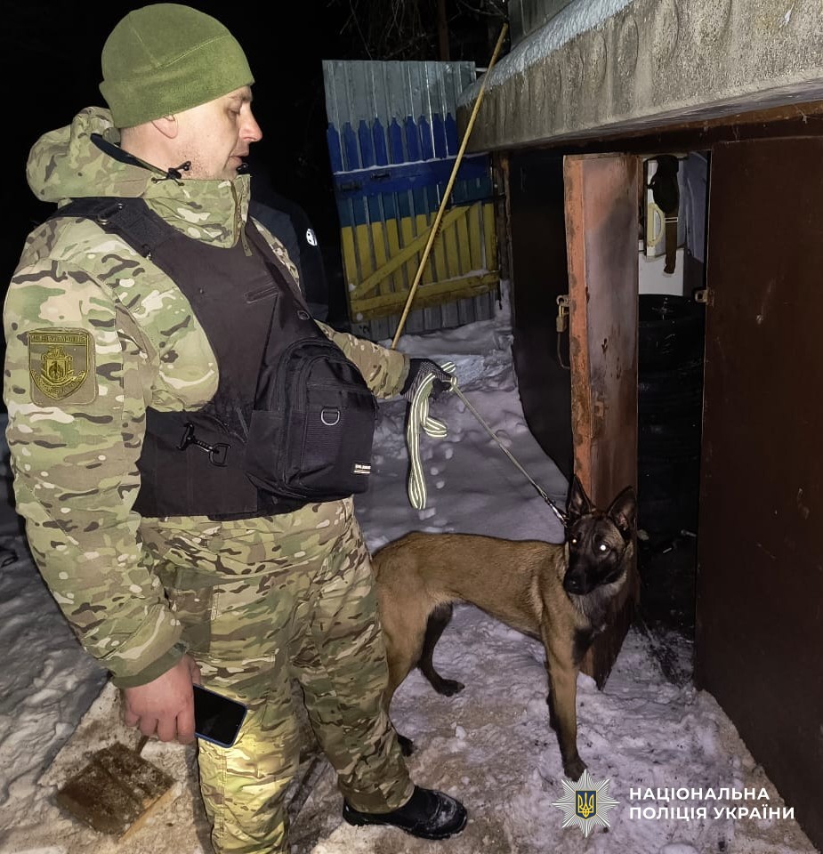 Кінолог зі службовою собакою