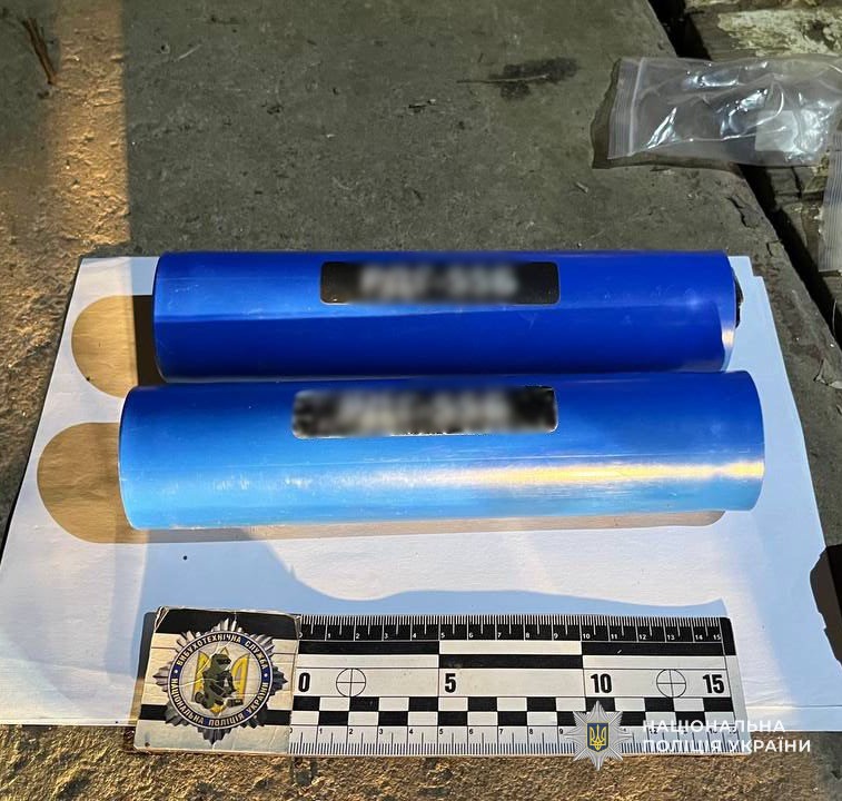 Дві ручні димові гранати