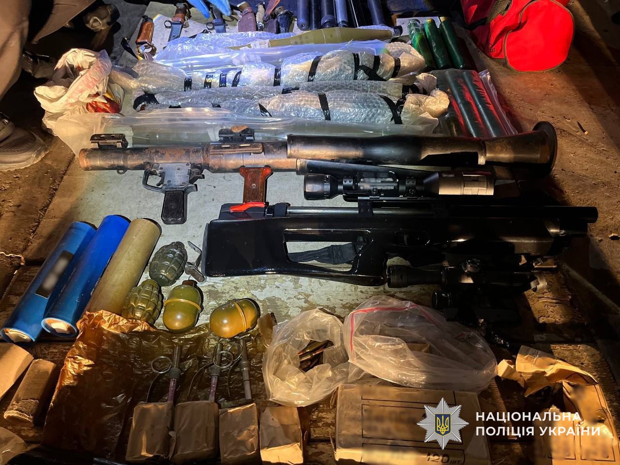 Арсенал зброї та боєприпасів виявлені в орендованому фігурантом гаражі