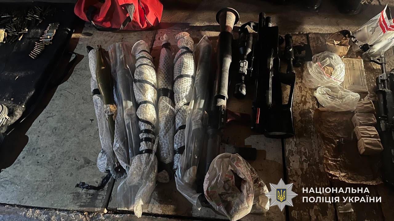 Арсенал зброї та боєприпасів виявлені в орендованому фігурантом гаражі