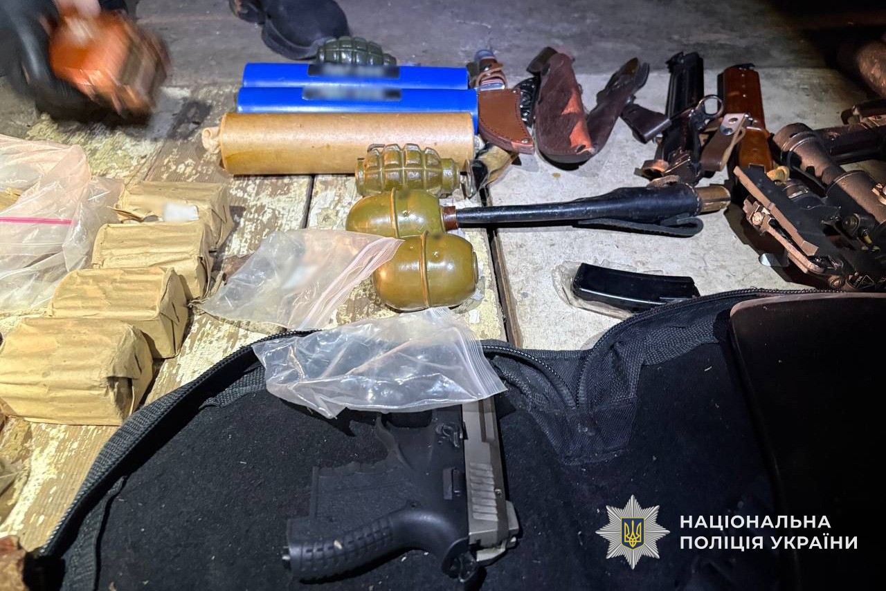 Арсенал зброї та боєприпасів виявлені в орендованому фігурантом гаражі