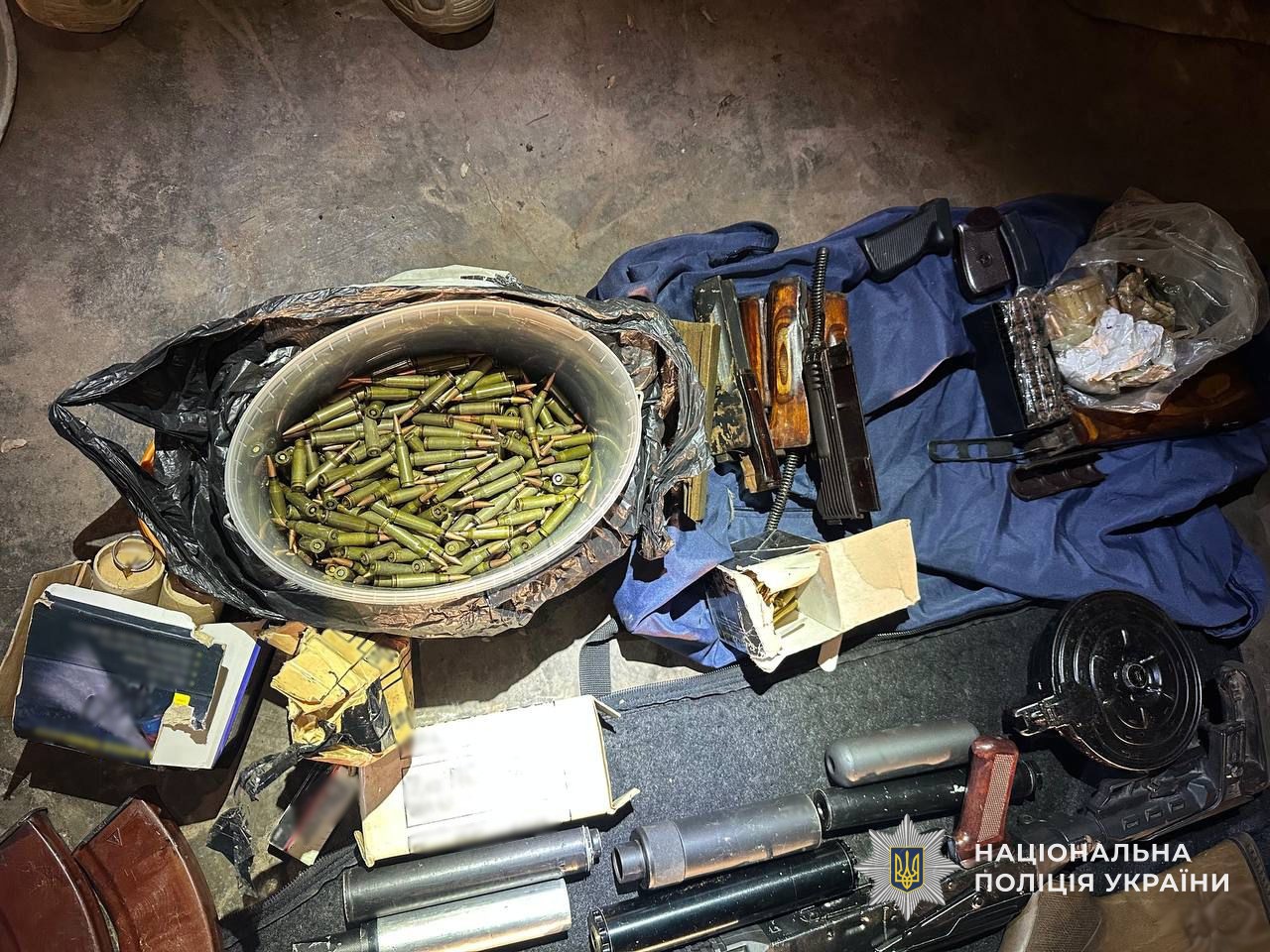 Відро з набоями та комплектуючі до АК