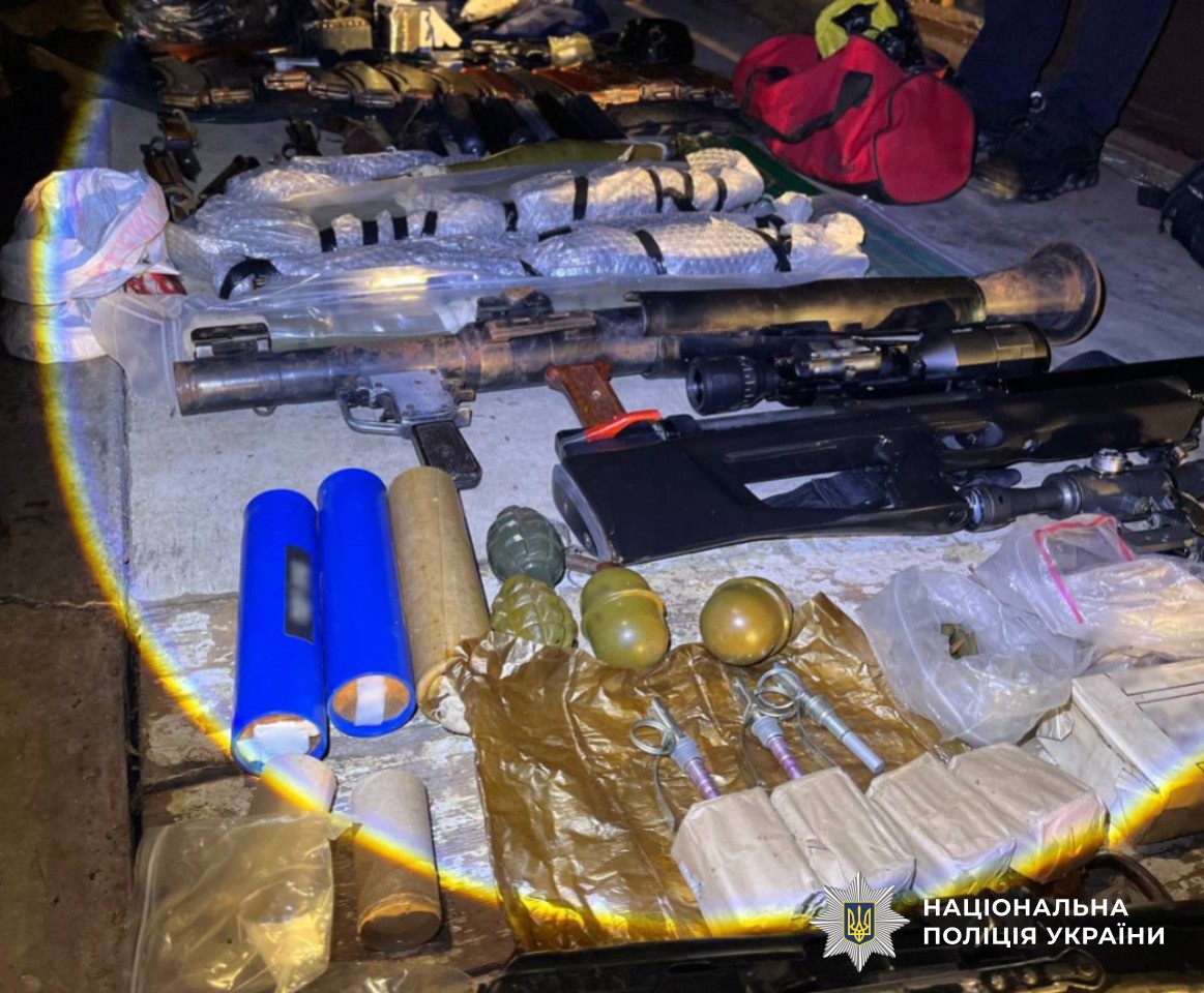 Вилучення з гаражного приміщення арсеналу зброї та боєприпасів