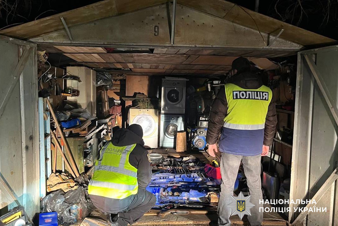 Поліцейські працюють на місці виявлення зброї та боєприпасів у гаражному приміщенні