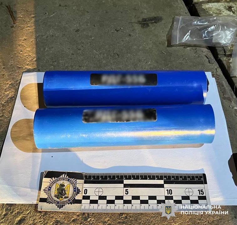 Дві ручні димові гранати