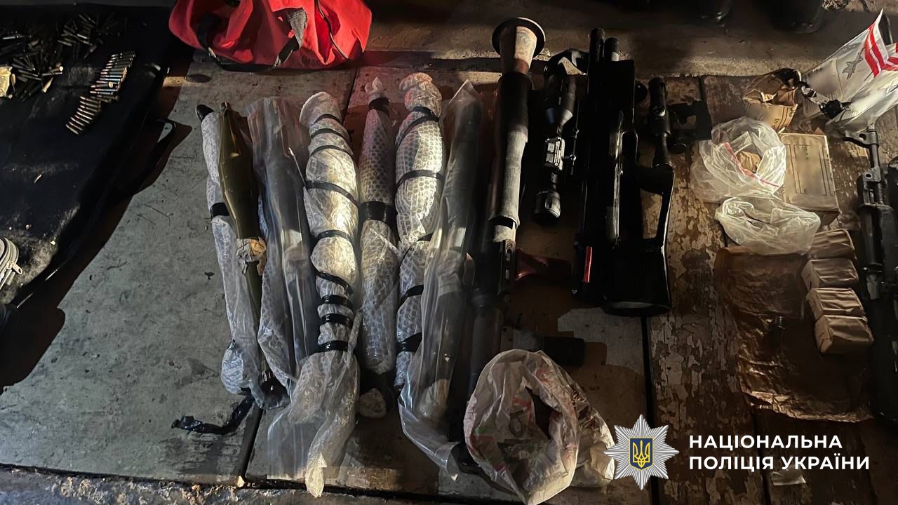 Арсенал зброї та боєприпасів виявлені в орендованому фігурантом гаражі