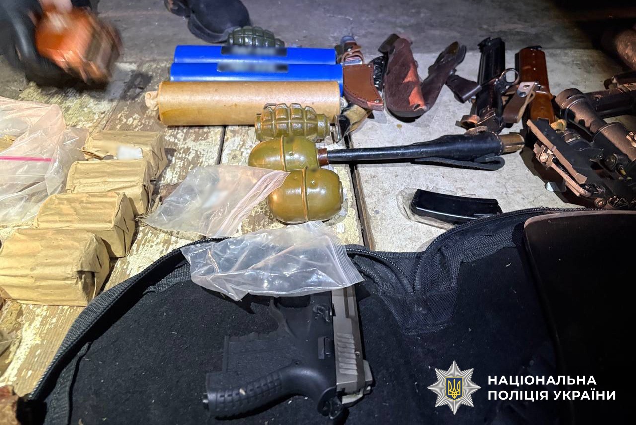 Арсенал зброї та боєприпасів виявлені в орендованому фігурантом гаражі