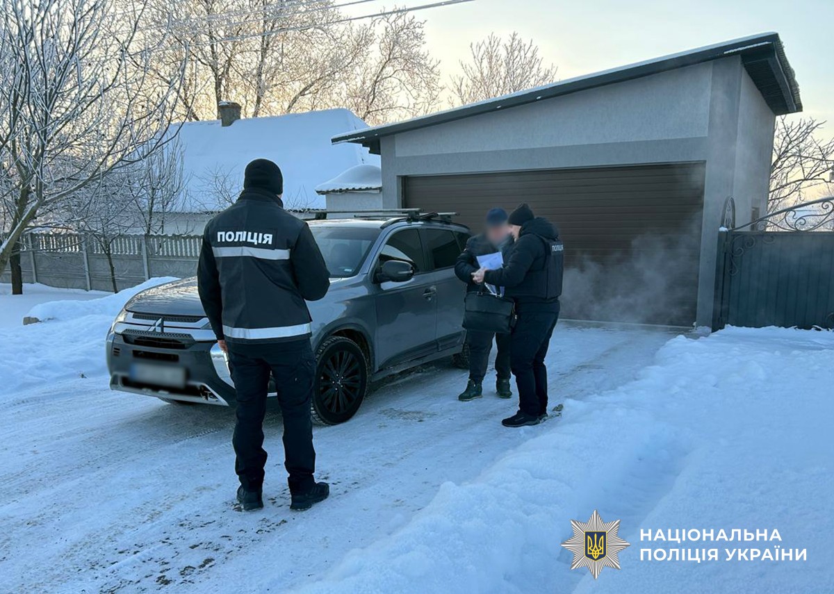 поліцейські працюють з причетним до корупційної схеми