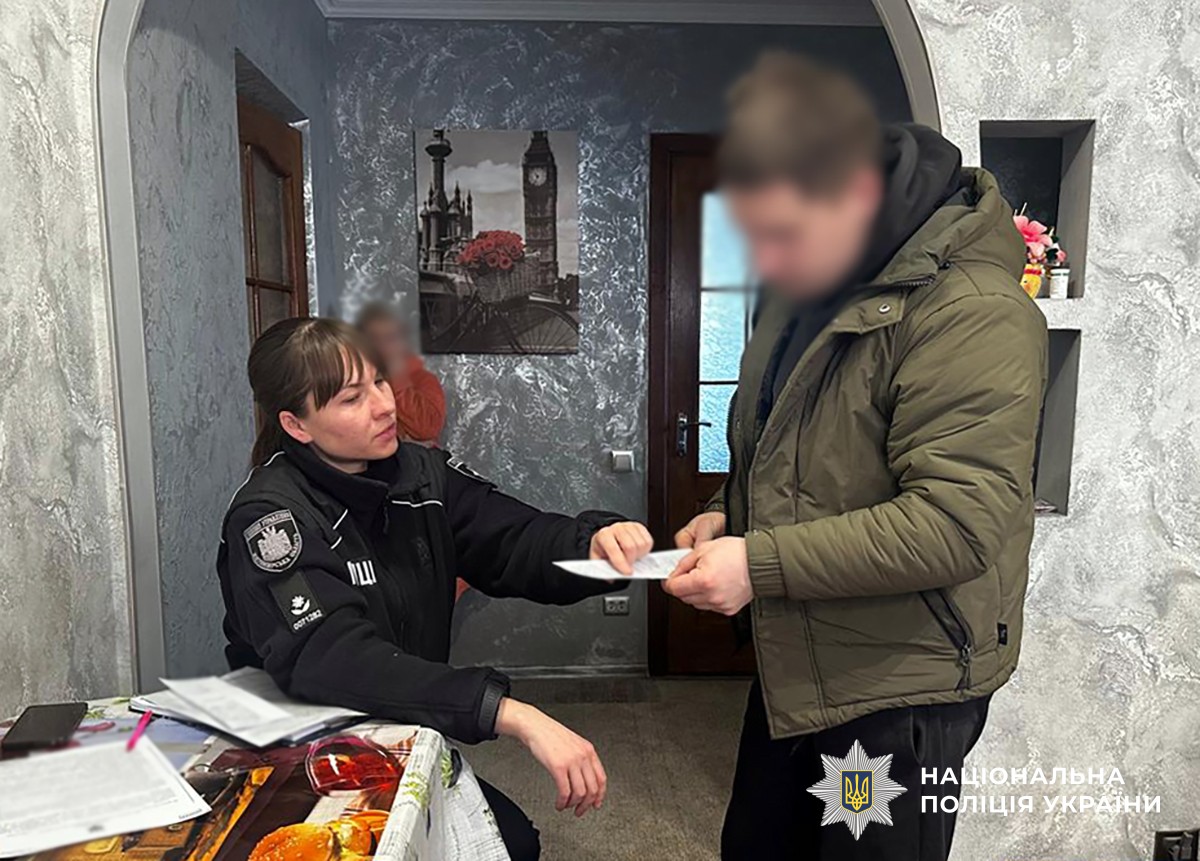 поліцейські працюють з причетним до корупційної схеми