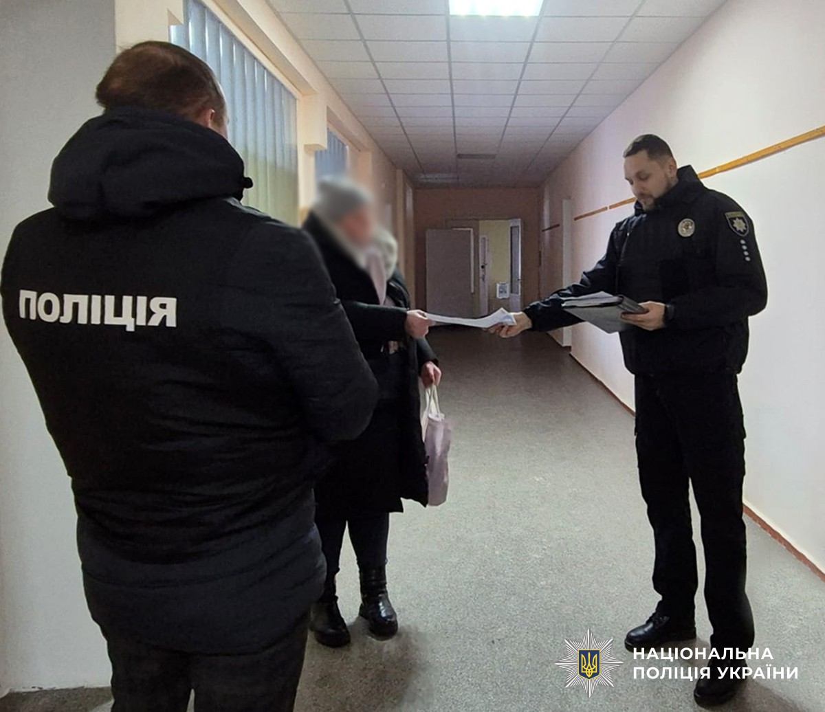 поліцейські працюють з причетними до корупційної схеми