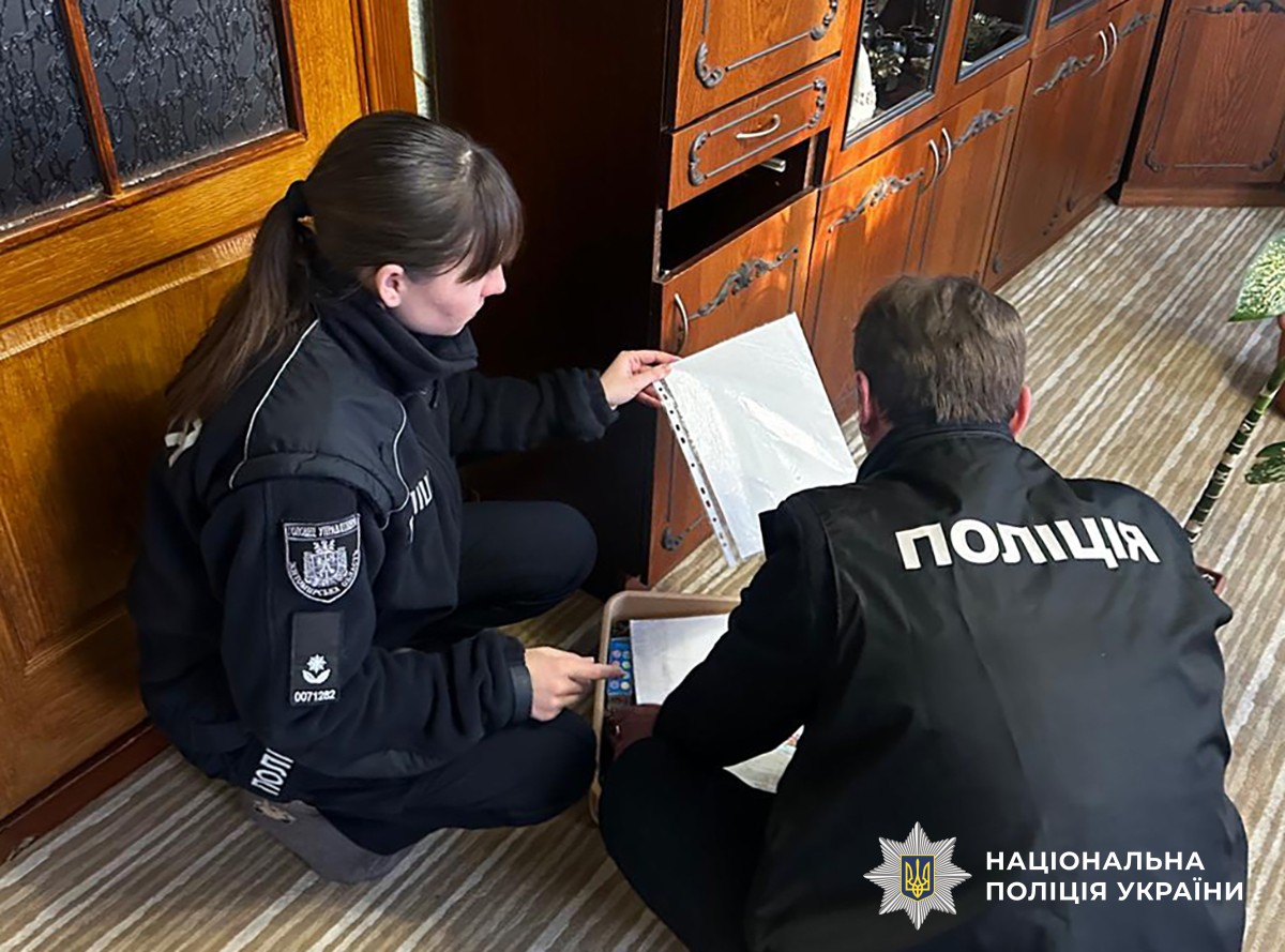 поліцейські проводять обшук у квартирі