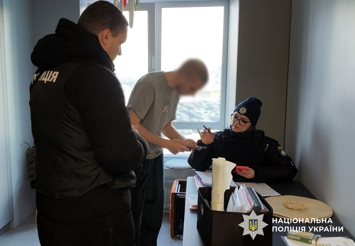 поліцейські працюють з причетним до корупційної схеми