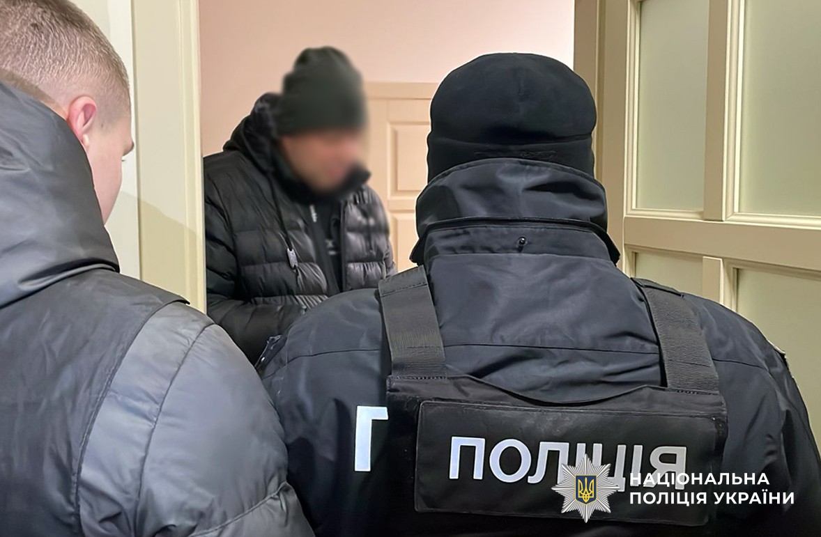 поліцейські працюють з причетним до корупційної схеми