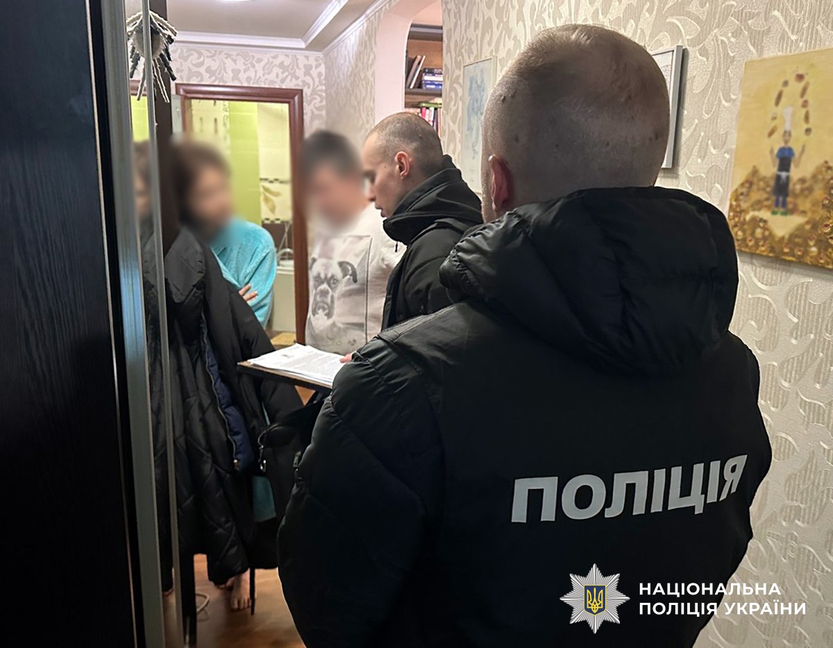 поліцейські працюють з причетним до корупційної схеми
