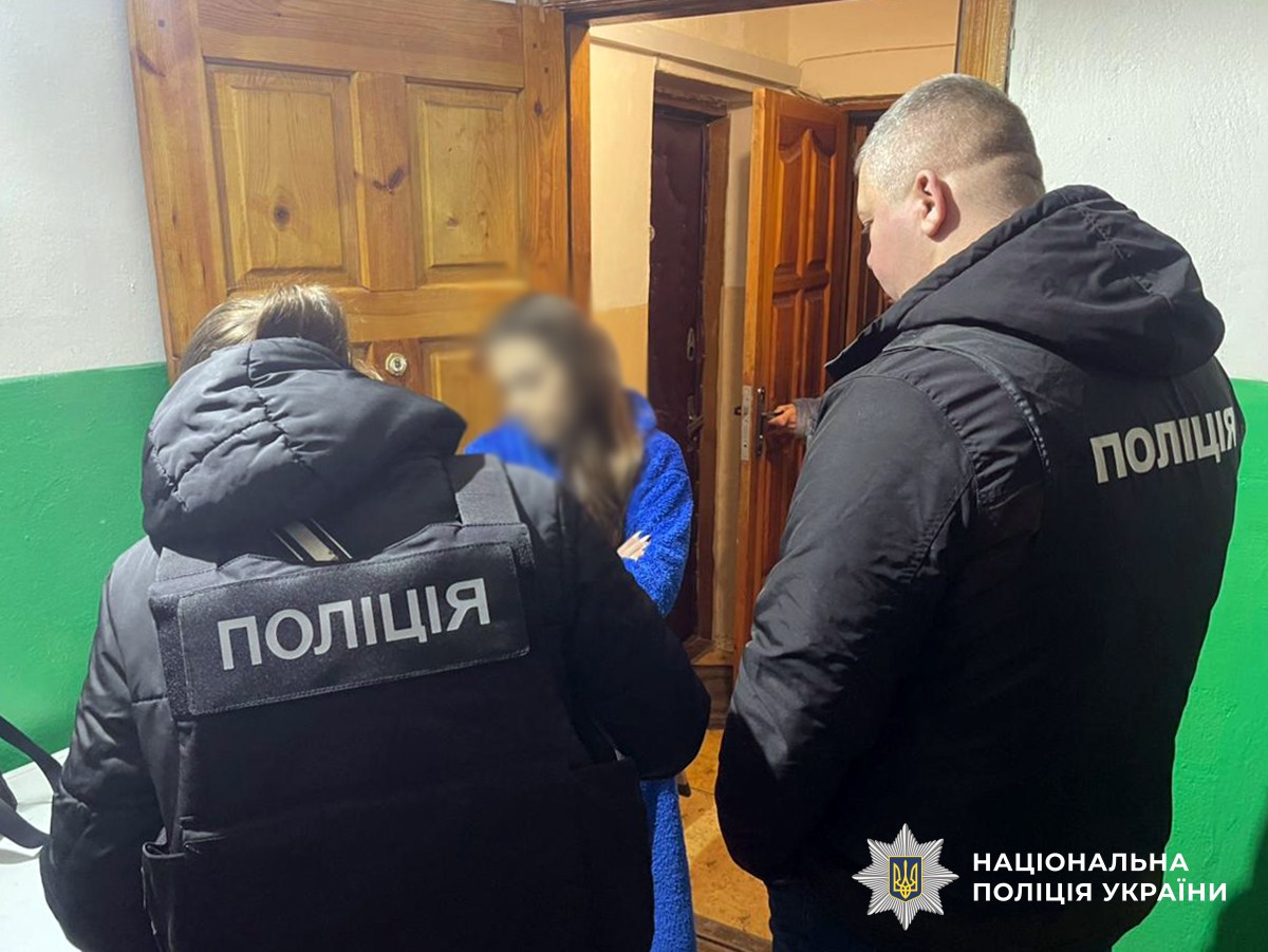 поліцейські працюють з причетними до корупційної схеми