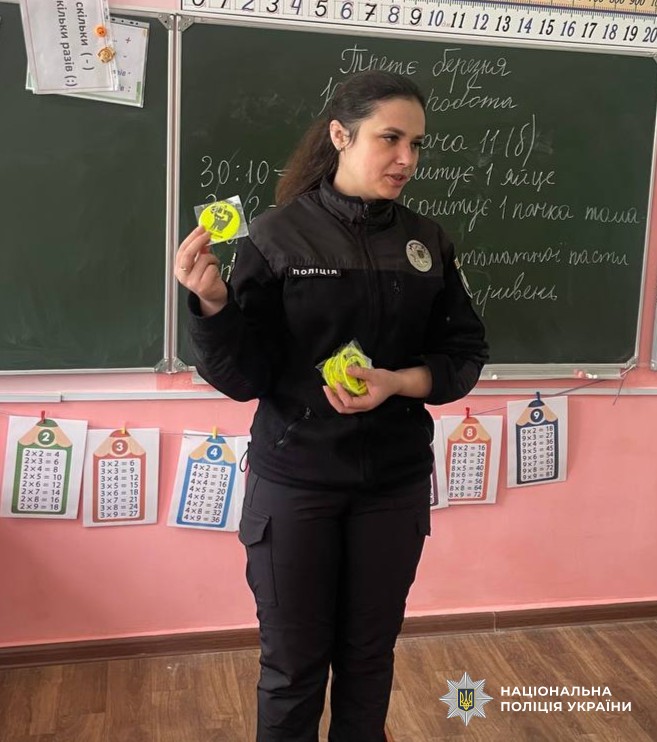 Поліцейська проводить заняття