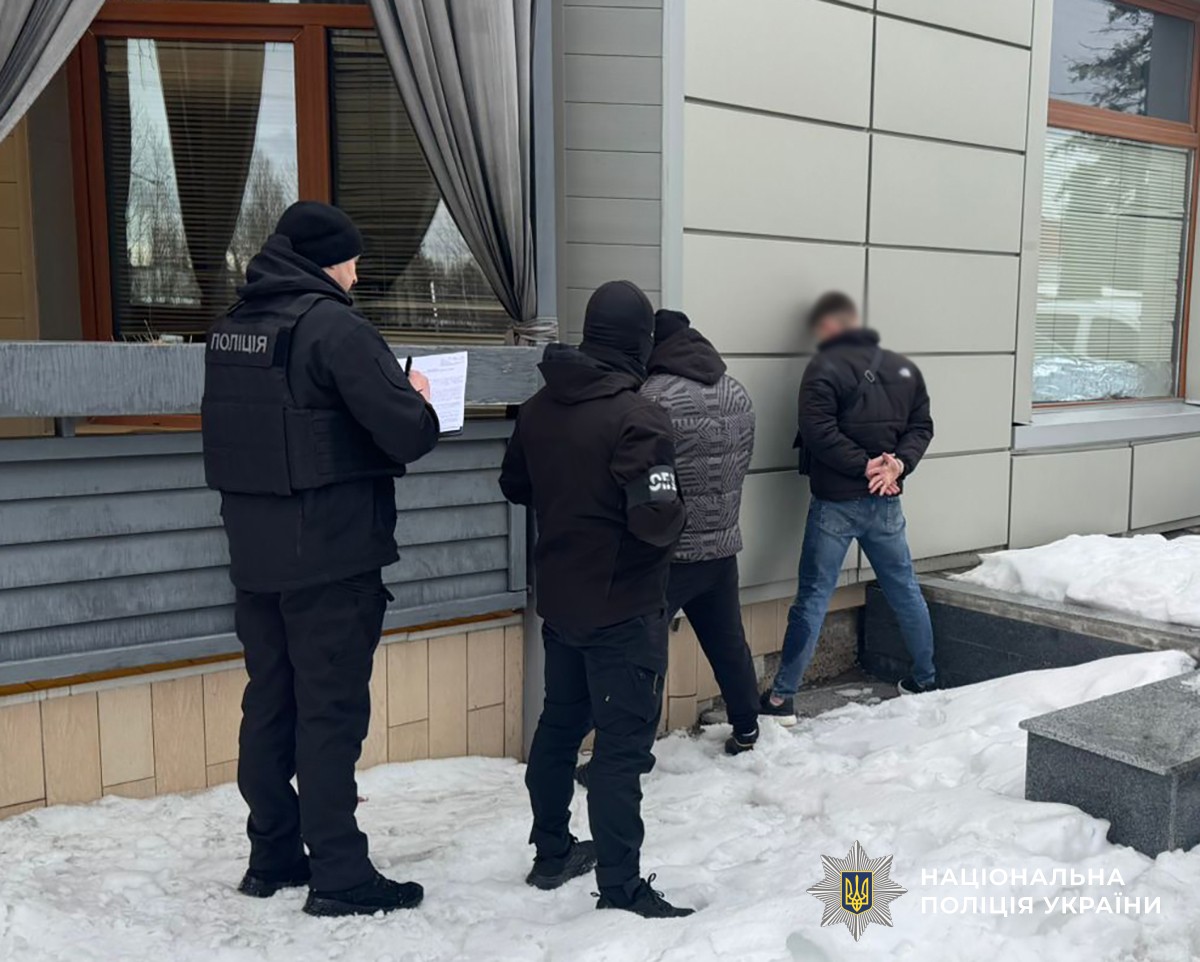 поліцейський та співробітник УСБУ затримали правопорушників