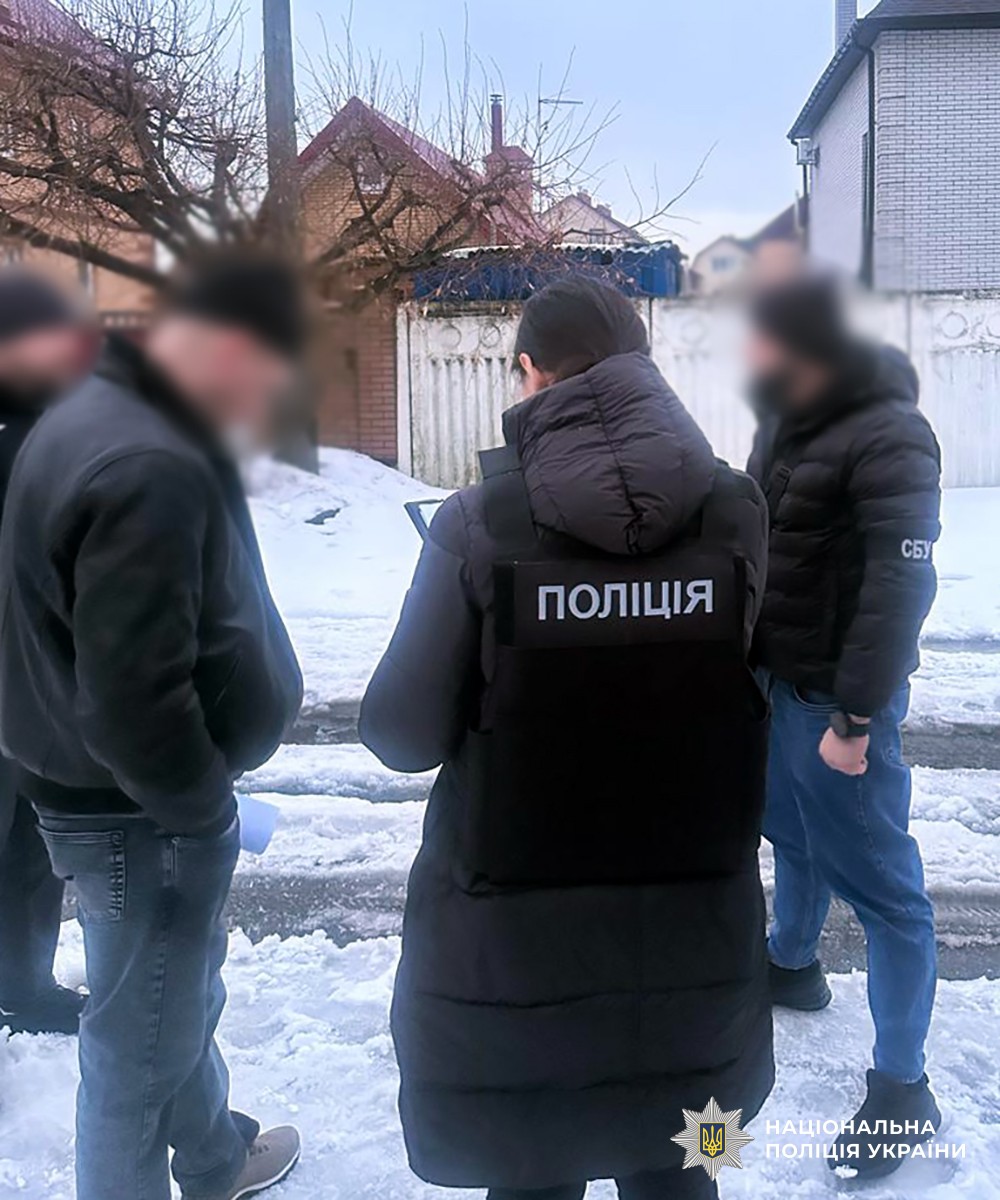 поліцейські спілкуються з фігурантами