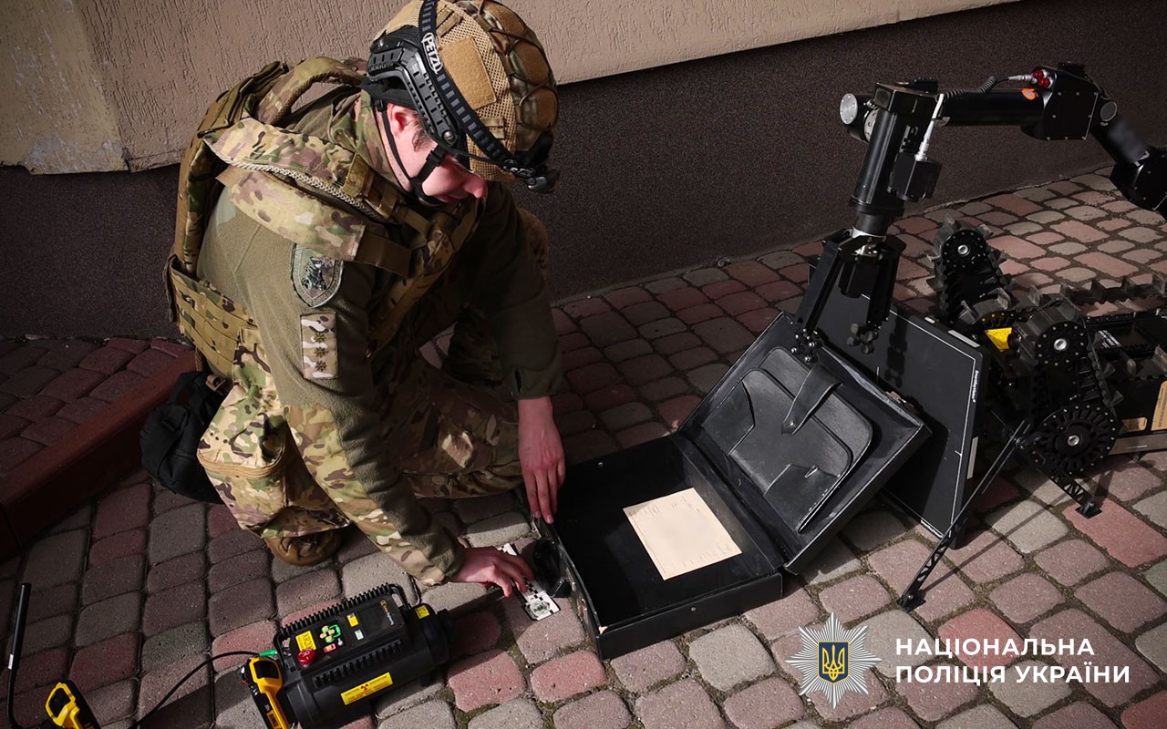 У Полтаві поліцейські вибухотехніки перевірили підозрілу валізу в центрі міста: вибухівки не виявлено