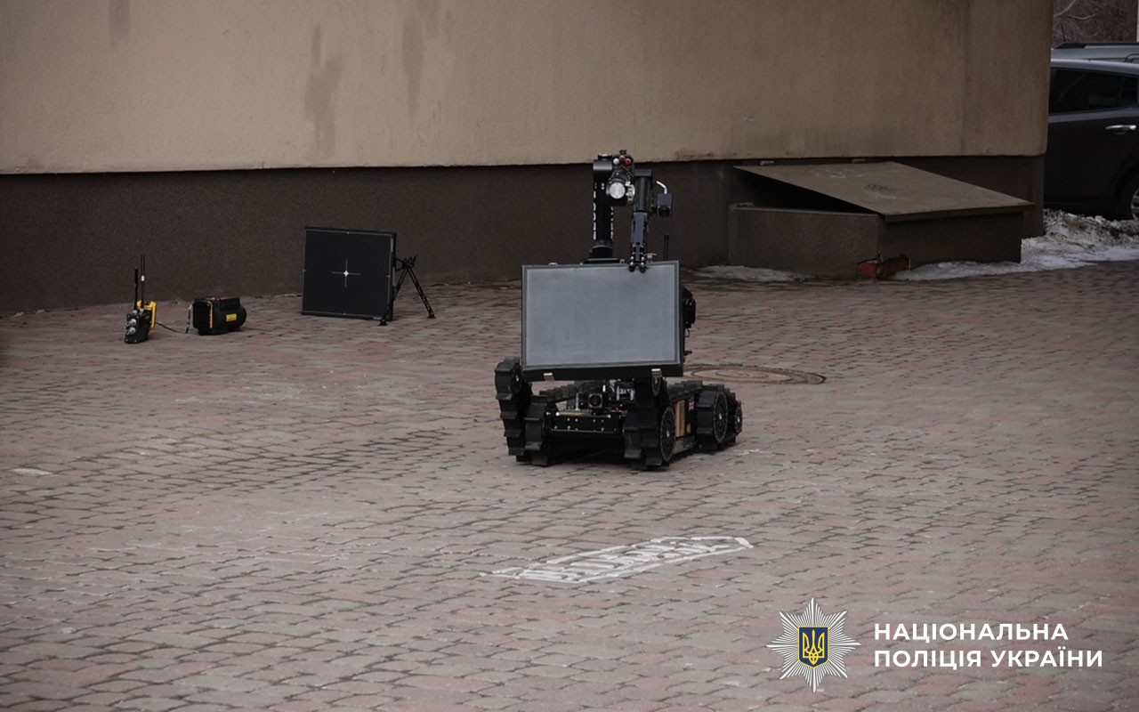 У Полтаві поліцейські вибухотехніки перевірили підозрілу валізу в центрі міста: вибухівки не виявлено