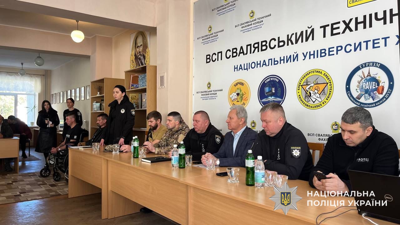 У Сваляві зі студентами зустрілися поліцейські та ветерани війни – розповіли про досвід, можливості та службу