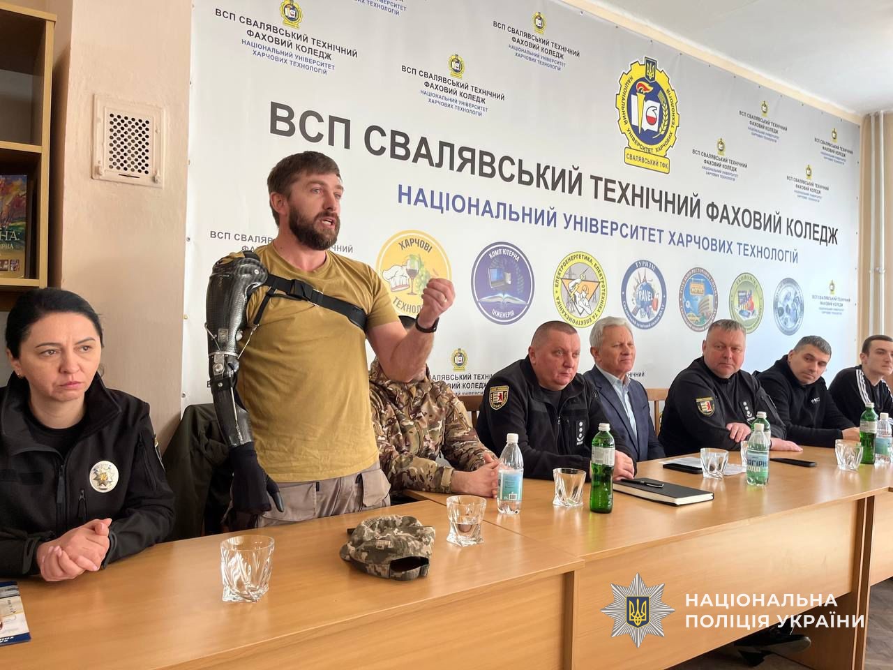 Ветеран війни ділиться досвідом зі студентами