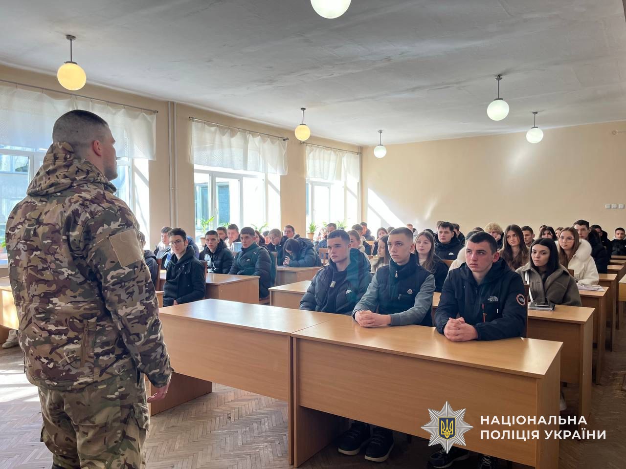 Помічник начальника Головного управління Національної поліції в Закарпатській області з питань ветеранської політики Владислав Горнодь ділиться досвідом зі студентами