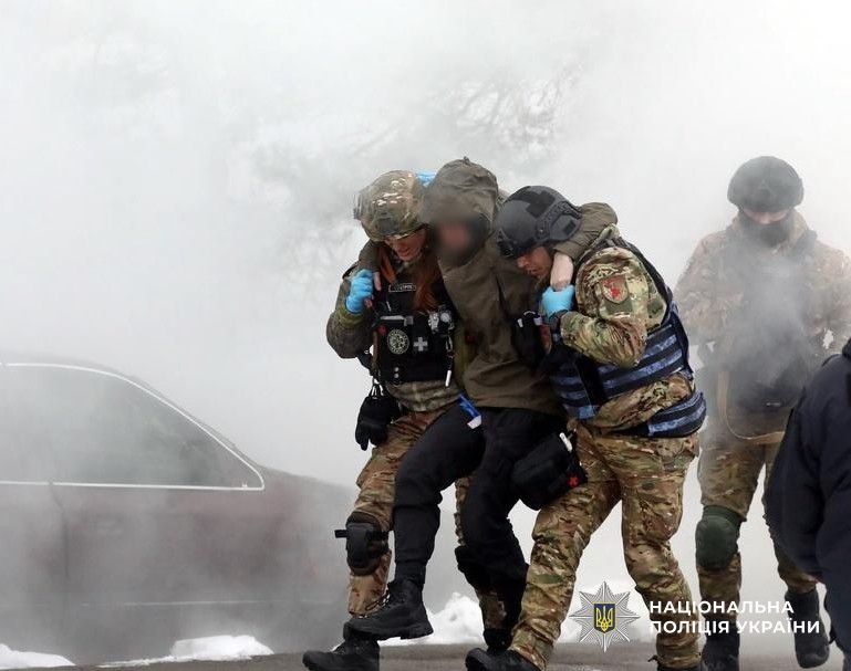 Поліцейські авакуюють чоловіка