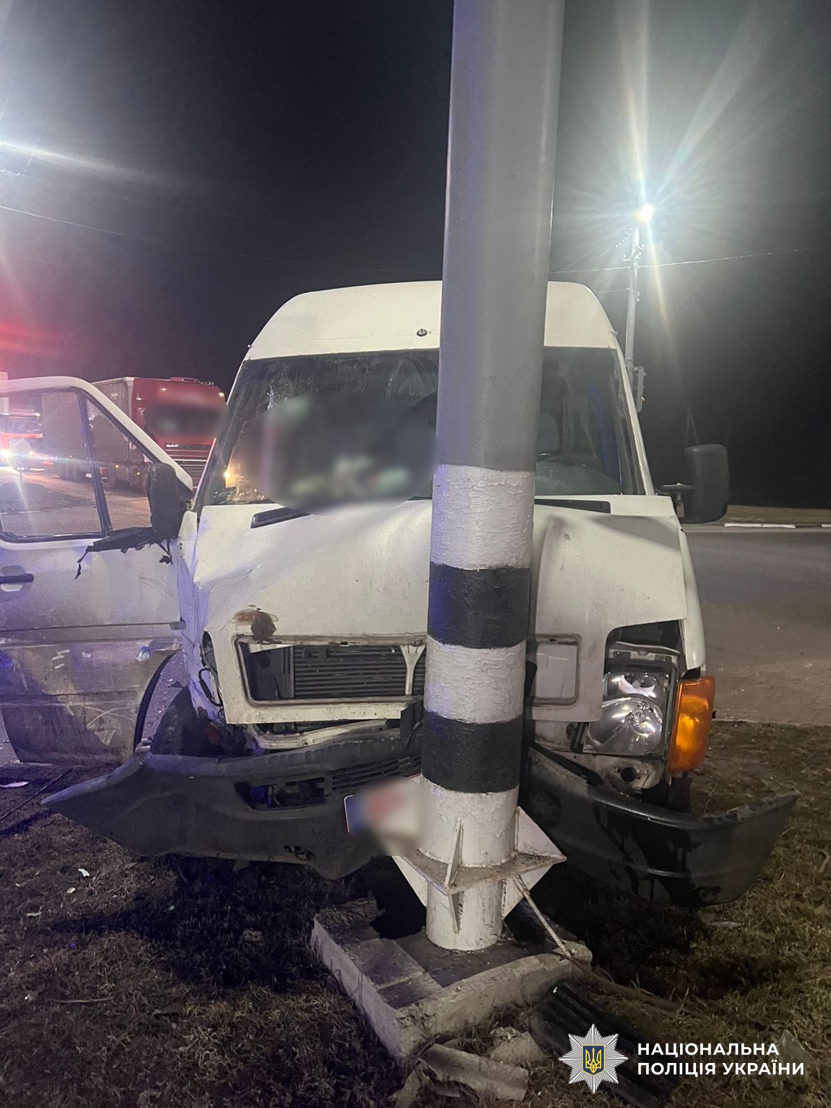 Пошкоджений автомобіль на місці ДТП