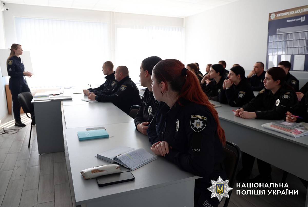 Юлія Карпович проводить лекцію для слухачів