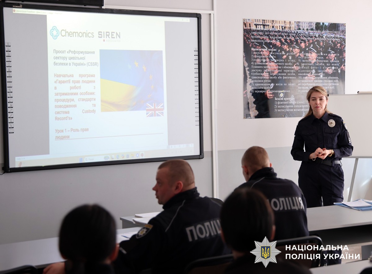 Юлія Карпович проводить лекцію