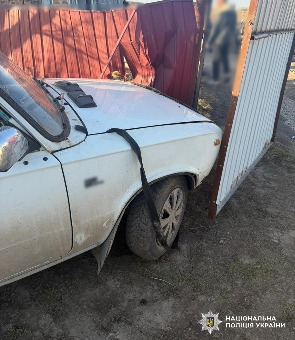 Пошкоджений автомобіль на місці ДТП