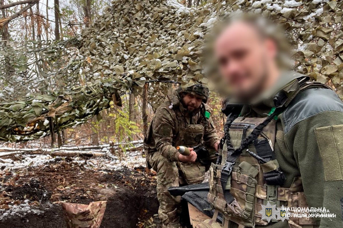 Поліцейські у камуфляжі тренуються під маскувальною сіткою, демонструючи готовність до дій у польових умовах.