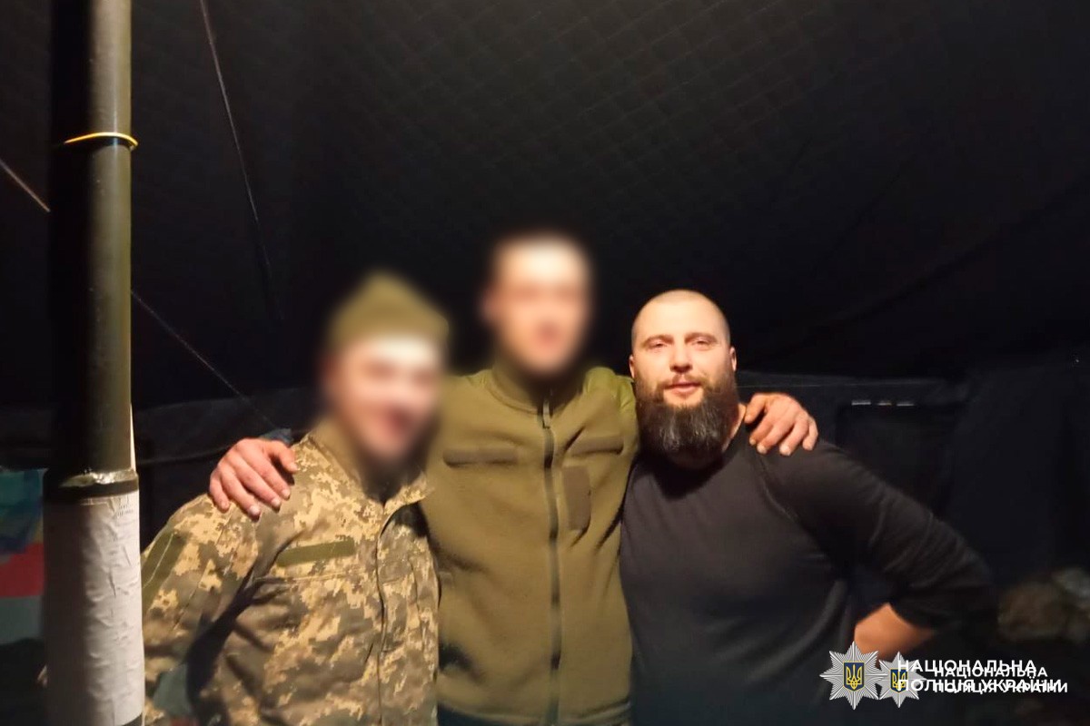 Поліцейські та співробітники у польовому наметі - командна робота в умовах служби.