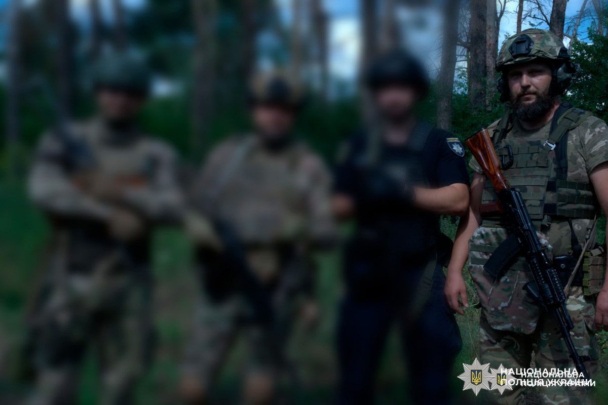 Поліцейські у камуфляжі та тактичному спорядженні у лісі.