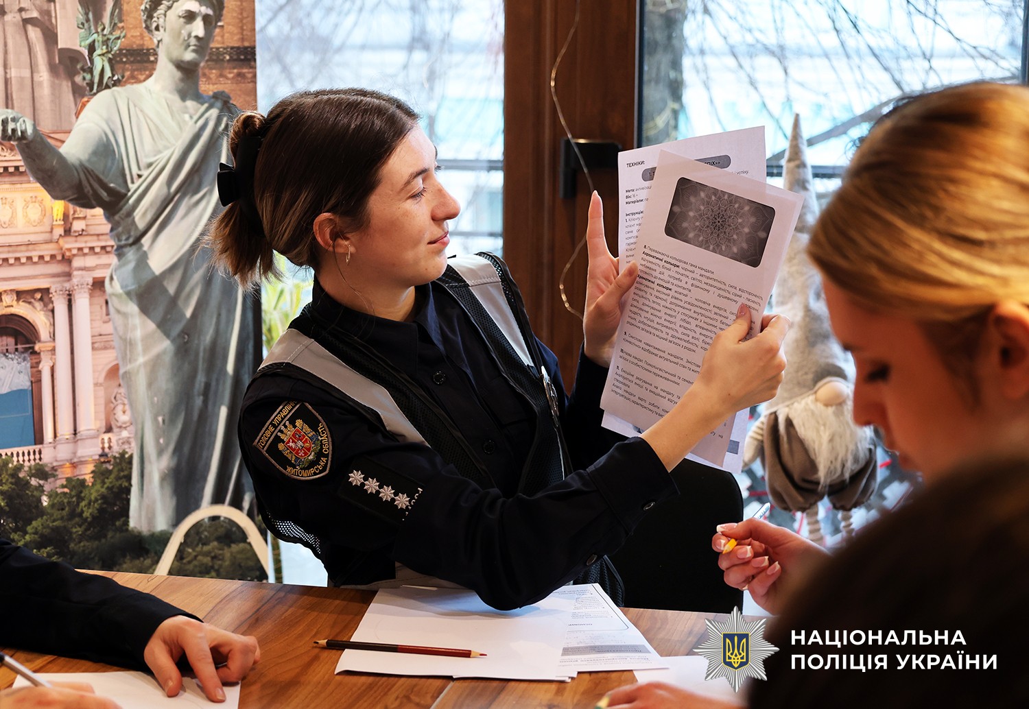 психологиня поліції проводить тренінг