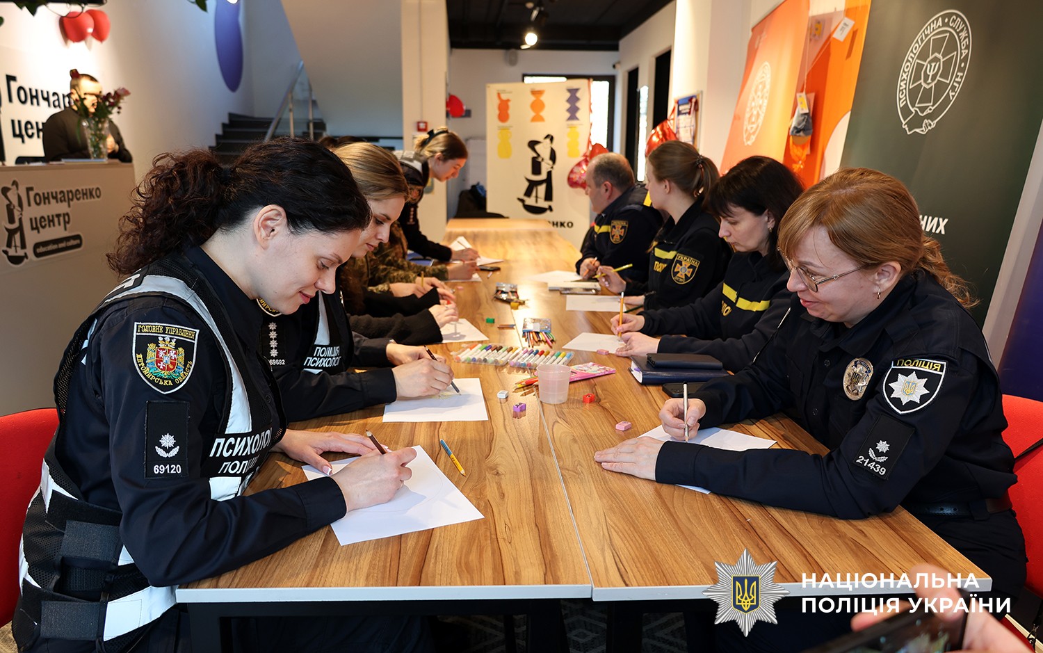 учасники тренінгу малюють