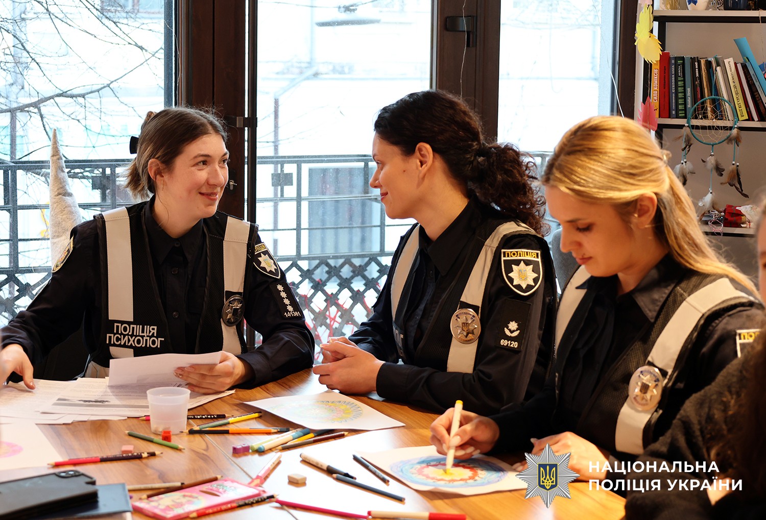 психологині поліції спілкуються на тренснгу