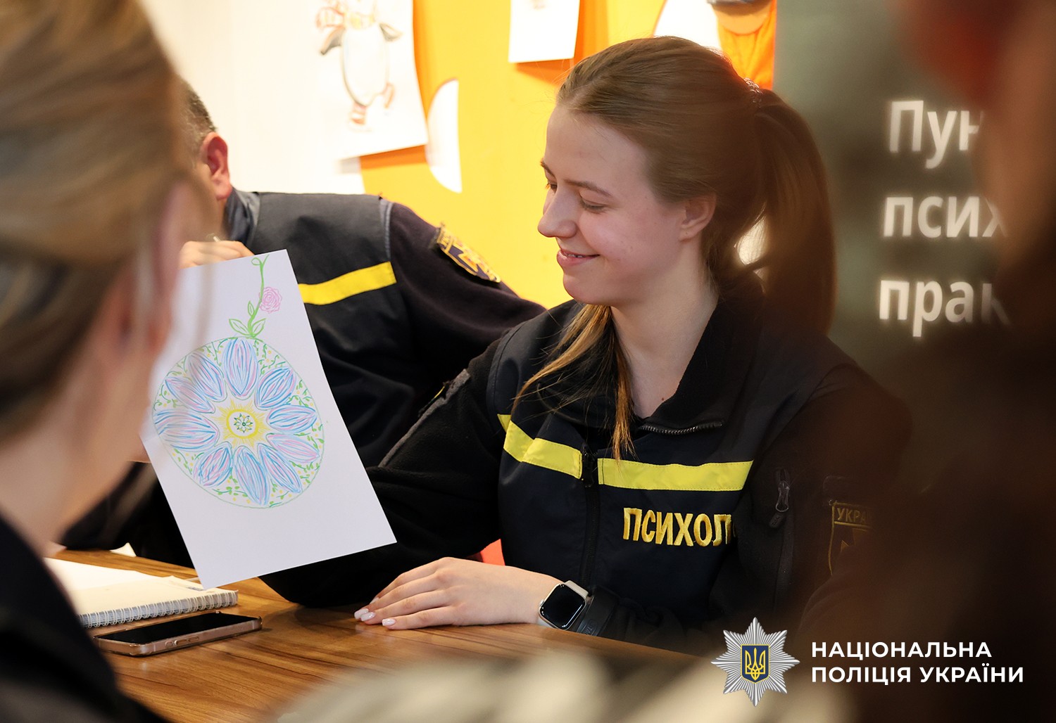 психологиня ДСНС показує свій малюнок
