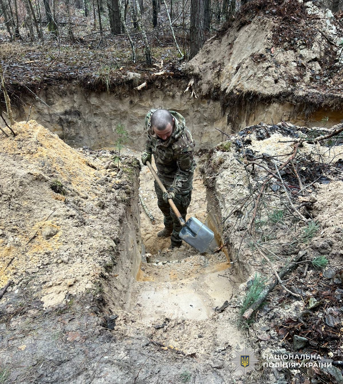 Павло копає лопатою траншею в землі