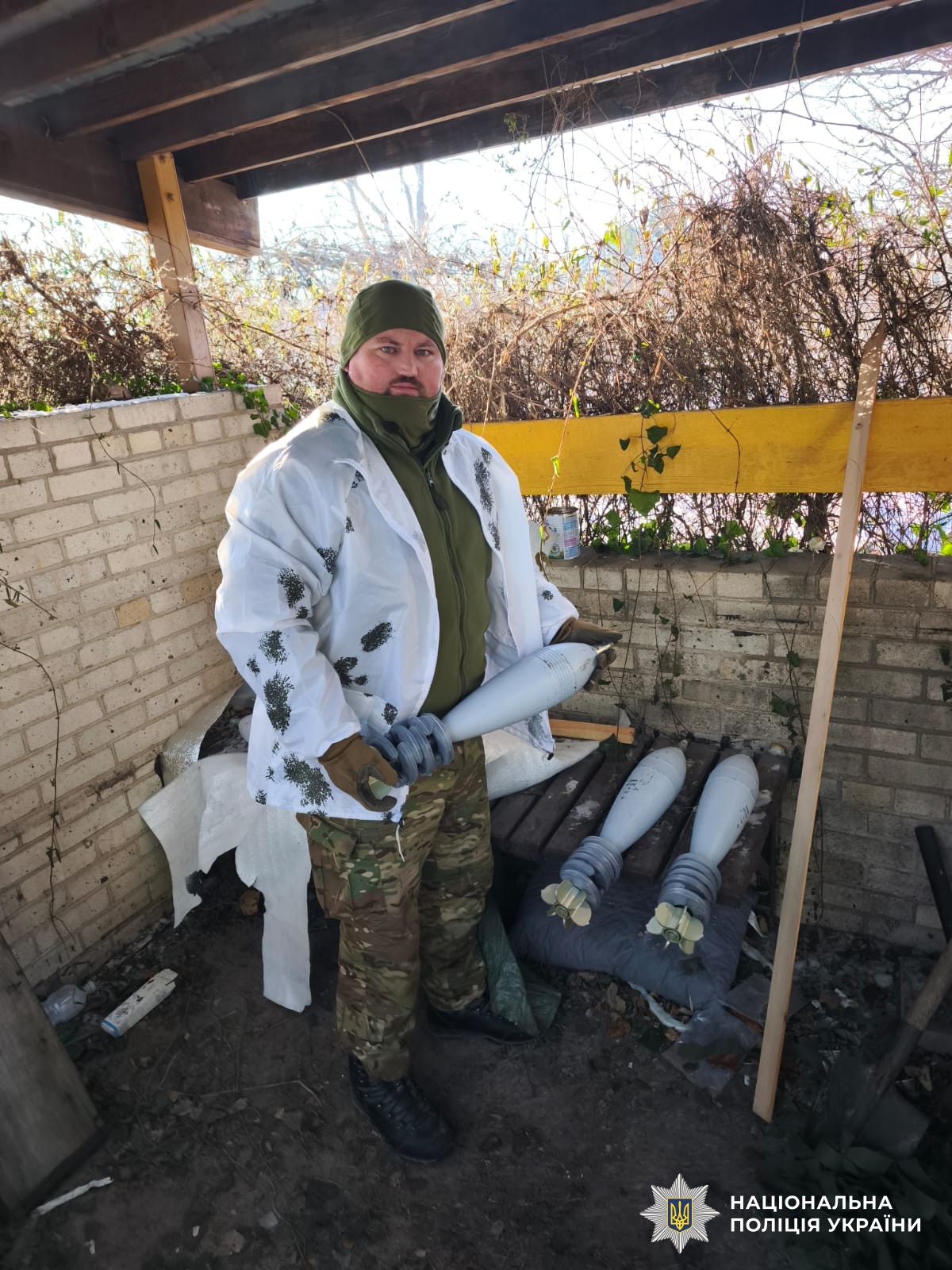 Віктор тримає міну в руках