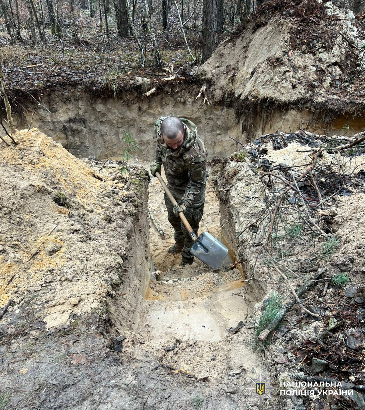 Павло копає лопатою траншею в землі