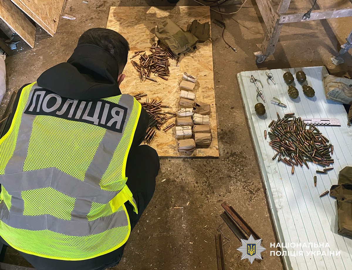 Слідчий поліції оглядає набої