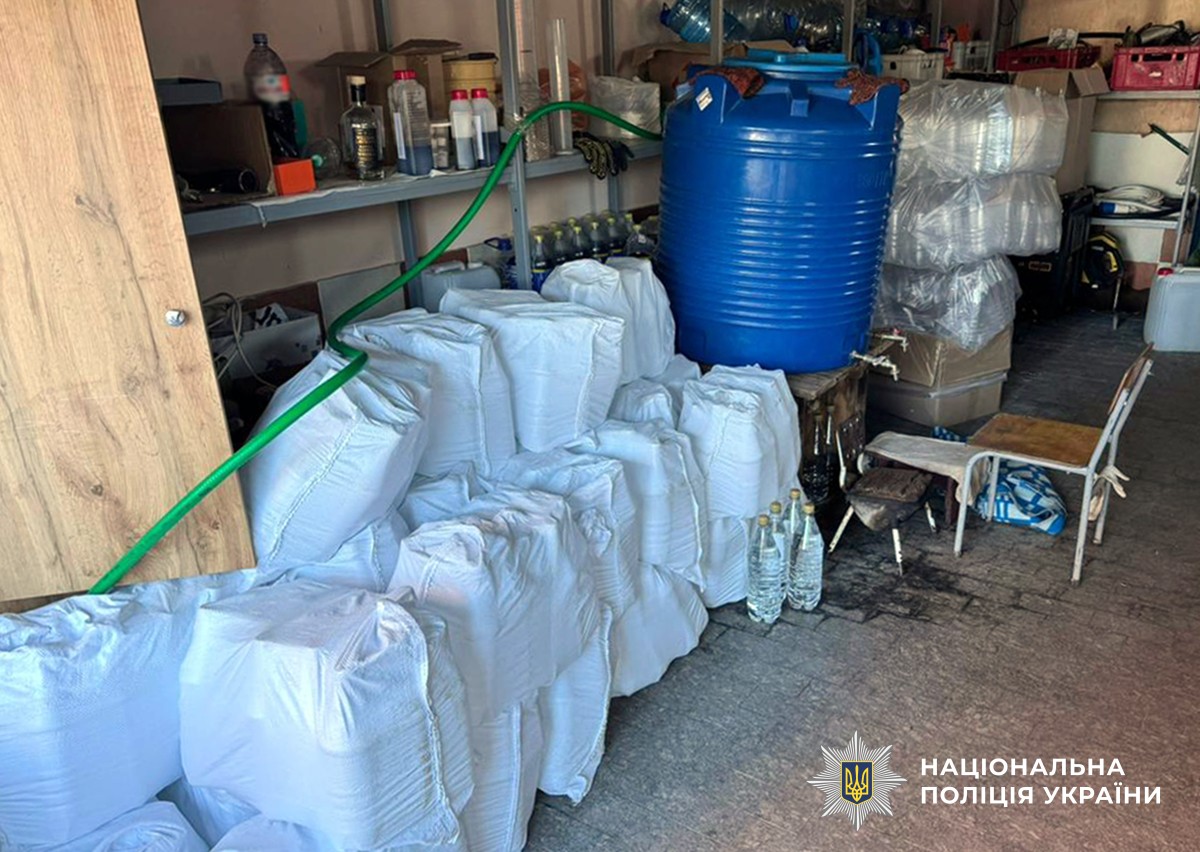 тара та рідини, виявлені під час обшуку