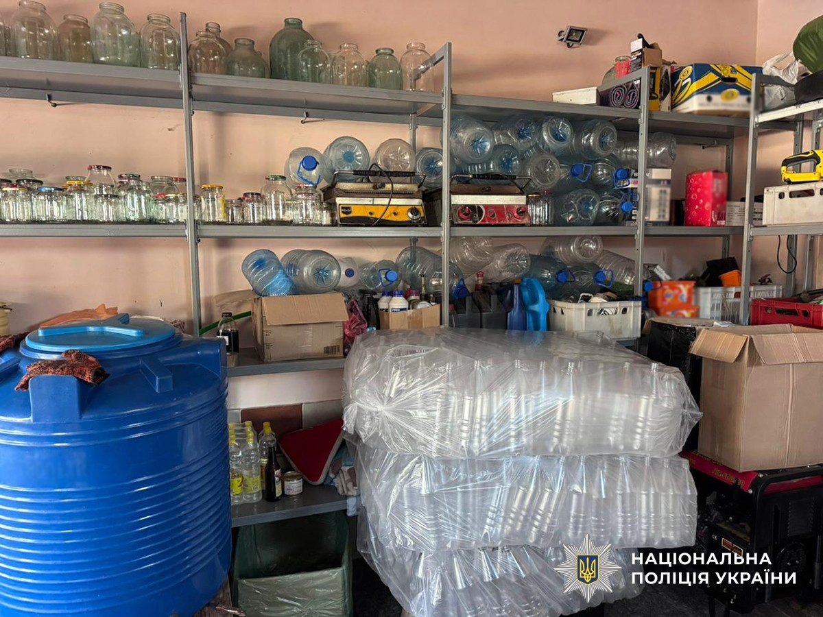 тара та рідини, виявлені під час обшуку